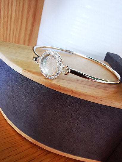 Halo Cluster Hook Clasp Bangle